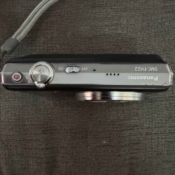 Panasonic Lumix DMC-FH20 Digital Camera 14.1MP 8x Optical Zoom Brand New Black - Picture 5 of 6